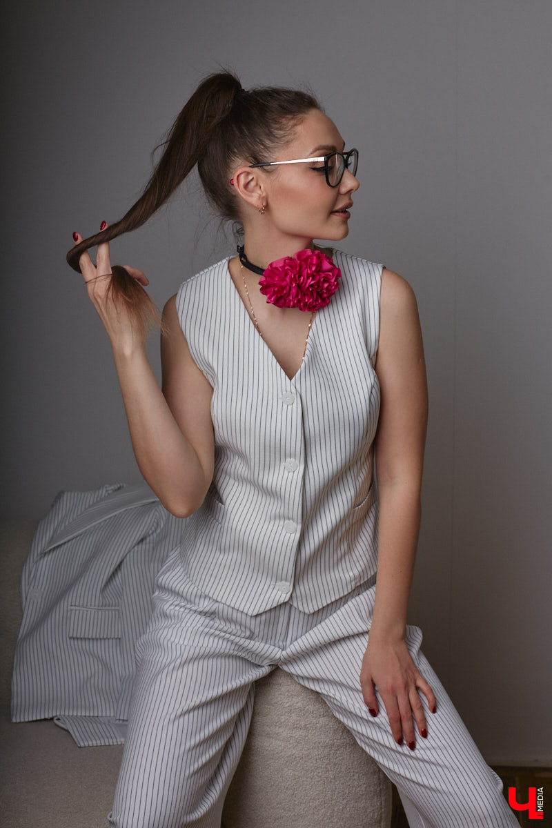 Юлия Варакина, известная во Владимире под псевдонимом Юля Ю, не только певица, но и молодая мама дочек-погодок. Немудрено, что и стиль у девушки столь же разный, как и она сама, а потому в ее гардеробе легко сочетаются абсолютно противоположные наряды.