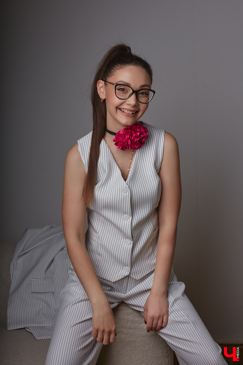 Юлия Варакина, известная во Владимире под псевдонимом Юля Ю, не только певица, но и молодая мама дочек-погодок. Немудрено, что и стиль у девушки столь же разный, как и она сама, а потому в ее гардеробе легко сочетаются абсолютно противоположные наряды.