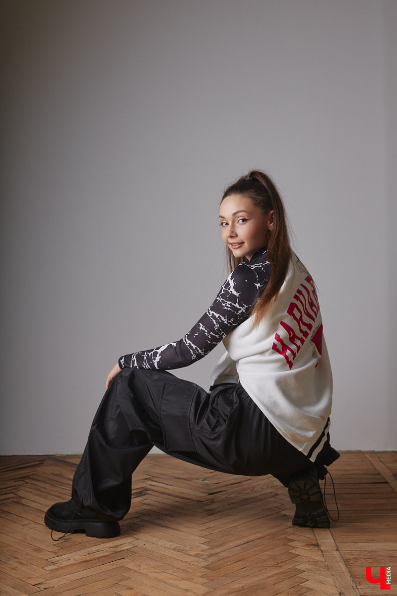 Юлия Варакина, известная во Владимире под псевдонимом Юля Ю, не только певица, но и молодая мама дочек-погодок. Немудрено, что и стиль у девушки столь же разный, как и она сама, а потому в ее гардеробе легко сочетаются абсолютно противоположные наряды.