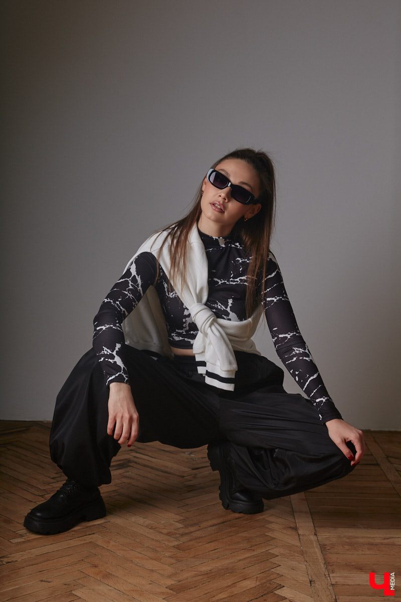 Юлия Варакина, известная во Владимире под псевдонимом Юля Ю, не только певица, но и молодая мама дочек-погодок. Немудрено, что и стиль у девушки столь же разный, как и она сама, а потому в ее гардеробе легко сочетаются абсолютно противоположные наряды.