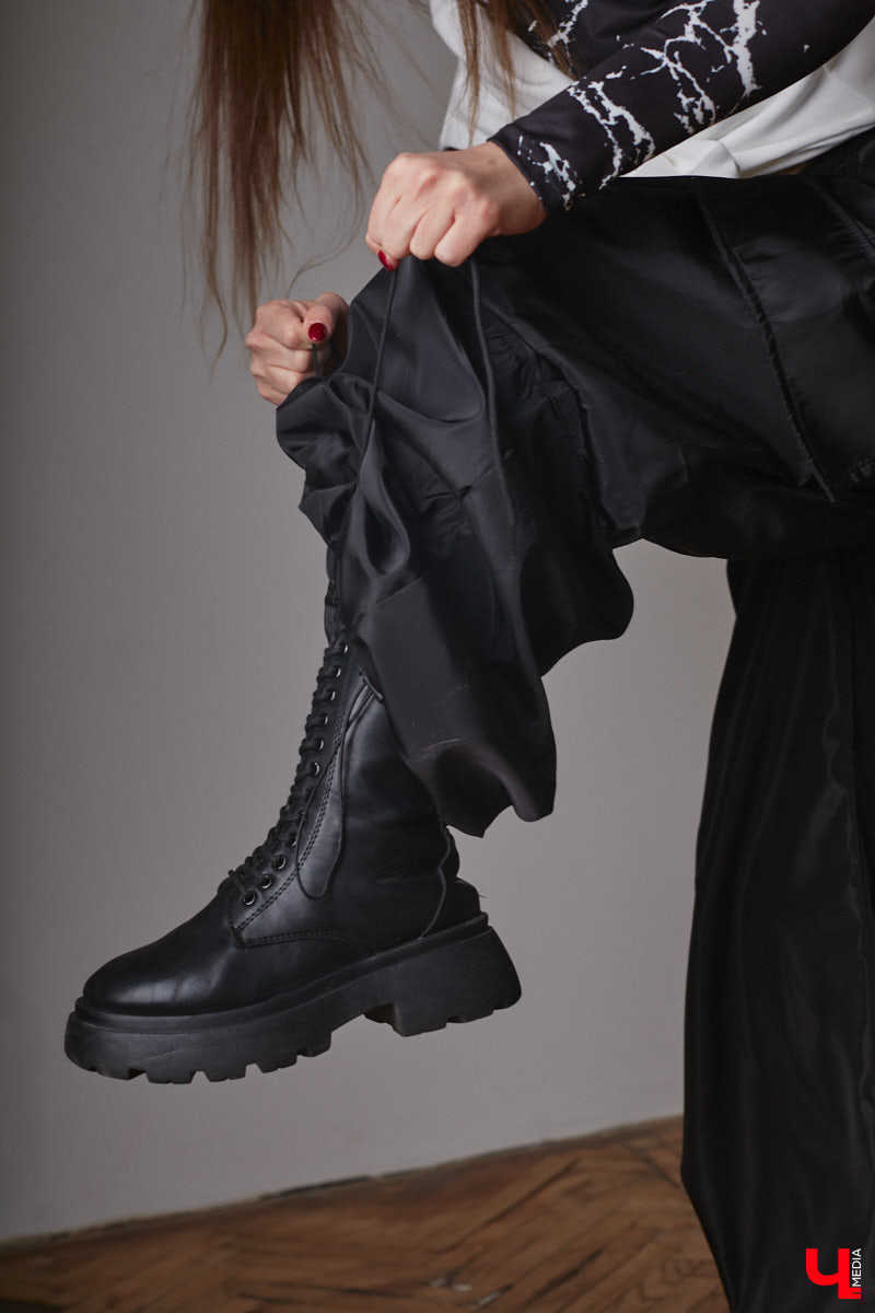 Юлия Варакина, известная во Владимире под псевдонимом Юля Ю, не только певица, но и молодая мама дочек-погодок. Немудрено, что и стиль у девушки столь же разный, как и она сама, а потому в ее гардеробе легко сочетаются абсолютно противоположные наряды.