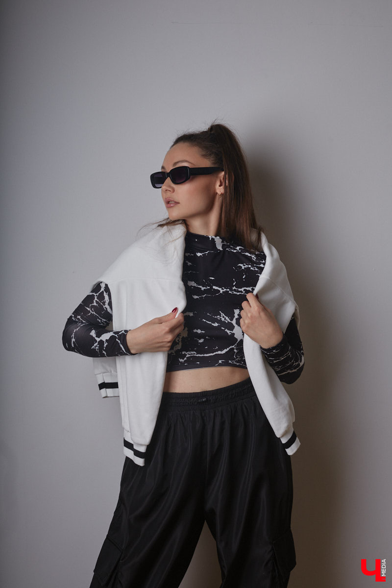 Юлия Варакина, известная во Владимире под псевдонимом Юля Ю, не только певица, но и молодая мама дочек-погодок. Немудрено, что и стиль у девушки столь же разный, как и она сама, а потому в ее гардеробе легко сочетаются абсолютно противоположные наряды.