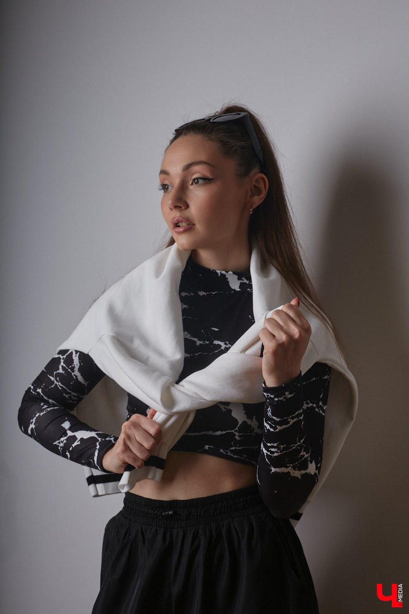 Юлия Варакина, известная во Владимире под псевдонимом Юля Ю, не только певица, но и молодая мама дочек-погодок. Немудрено, что и стиль у девушки столь же разный, как и она сама, а потому в ее гардеробе легко сочетаются абсолютно противоположные наряды.