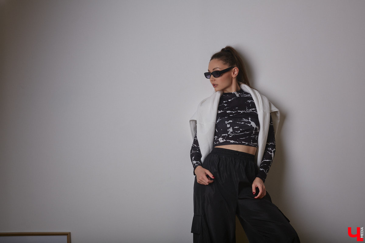 Юлия Варакина, известная во Владимире под псевдонимом Юля Ю, не только певица, но и молодая мама дочек-погодок. Немудрено, что и стиль у девушки столь же разный, как и она сама, а потому в ее гардеробе легко сочетаются абсолютно противоположные наряды.