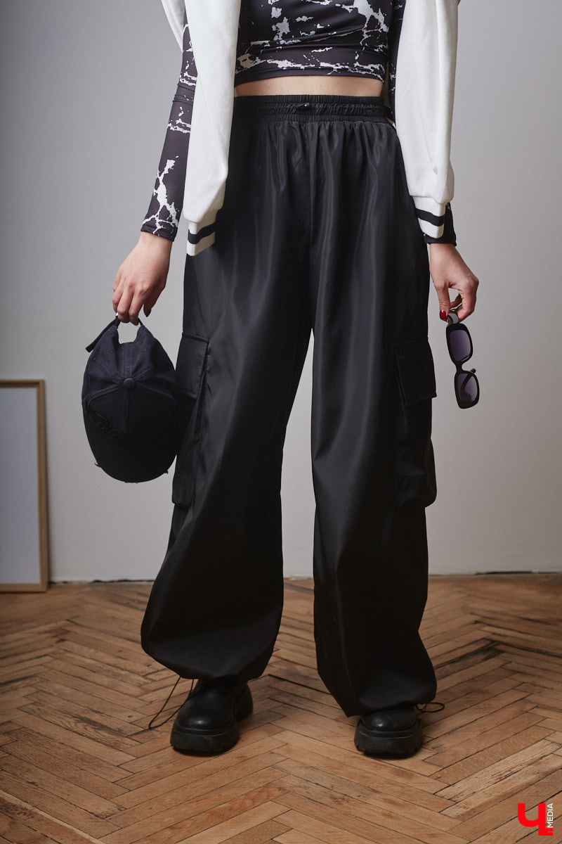 Юлия Варакина, известная во Владимире под псевдонимом Юля Ю, не только певица, но и молодая мама дочек-погодок. Немудрено, что и стиль у девушки столь же разный, как и она сама, а потому в ее гардеробе легко сочетаются абсолютно противоположные наряды.