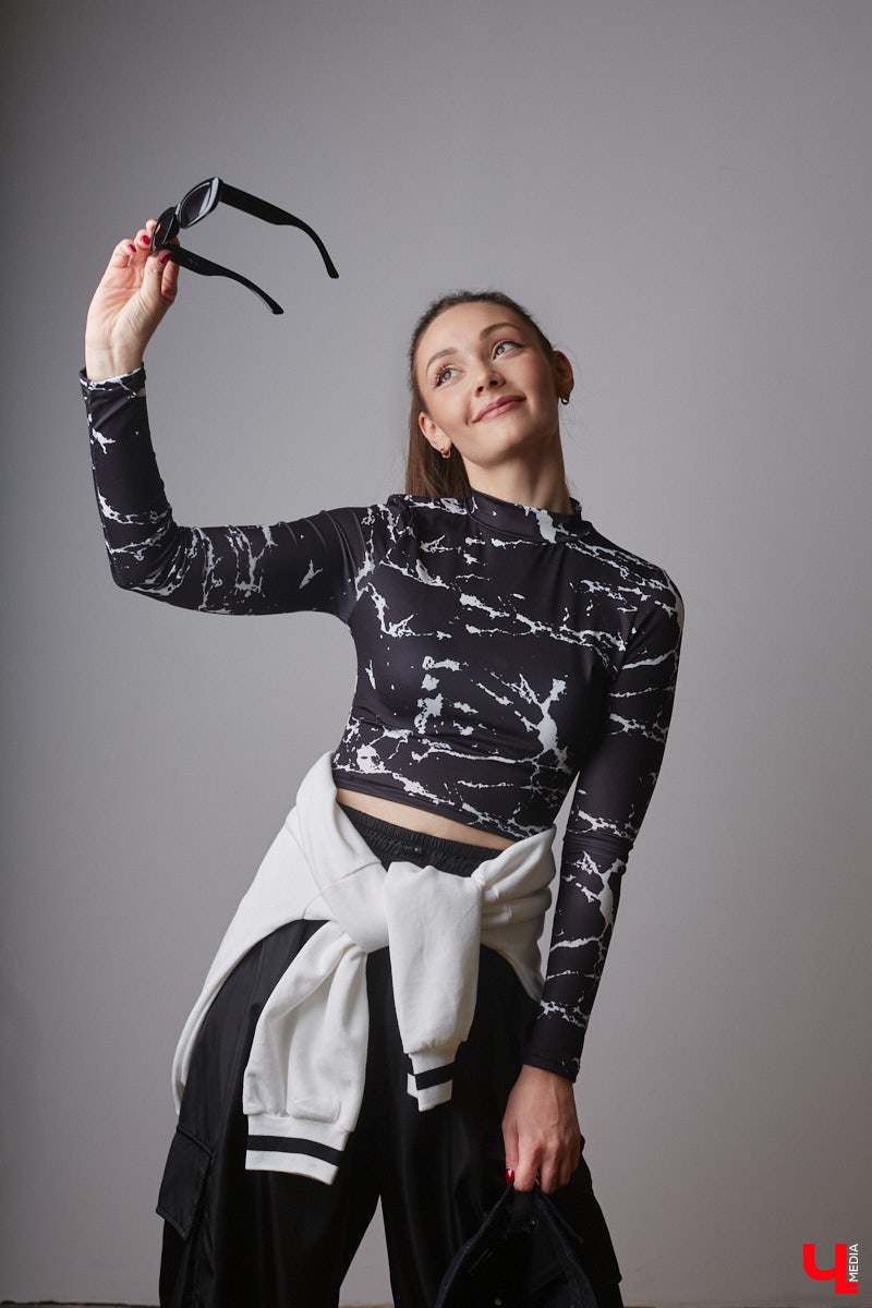 Юлия Варакина, известная во Владимире под псевдонимом Юля Ю, не только певица, но и молодая мама дочек-погодок. Немудрено, что и стиль у девушки столь же разный, как и она сама, а потому в ее гардеробе легко сочетаются абсолютно противоположные наряды.