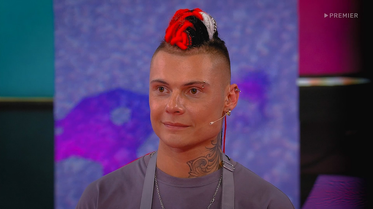 Ковровчанин Илья Староверов еще на шаг приблизился к заветному миллиону рублей, который достанется победителю шоу «Бьюти баттл». Он уже принял участие в первых пяти выпусках проекта, и продолжает удивлять жюри своими перевоплощениями моделей.