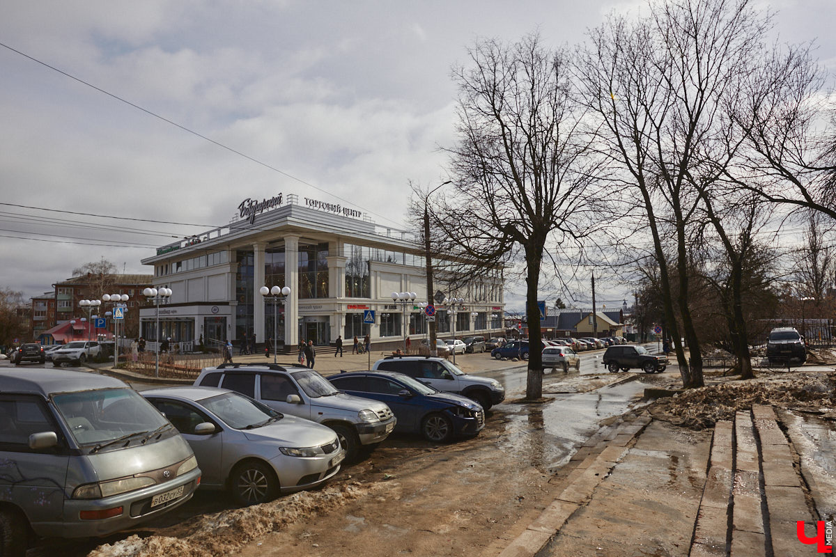 Пространство в районе Центрального рынка на Батурина может превратиться в большую торгово-развлекательную зону. «Ключ-Медиа» прогулялся по еще не тронутой улочке и поговорил с архитектором и дизайнером Ариной Суворовой о проекте грандиозного переустройства привычной локации. Спойлер: и выяснил много любопытных деталей!