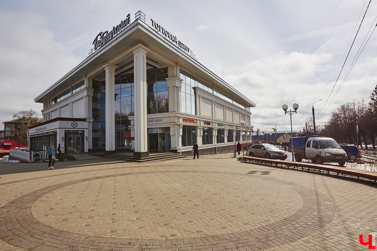 Пространство в районе Центрального рынка на Батурина может превратиться в большую торгово-развлекательную зону. «Ключ-Медиа» прогулялся по еще не тронутой улочке и поговорил с архитектором и дизайнером Ариной Суворовой о проекте грандиозного переустройства привычной локации. Спойлер: и выяснил много любопытных деталей!