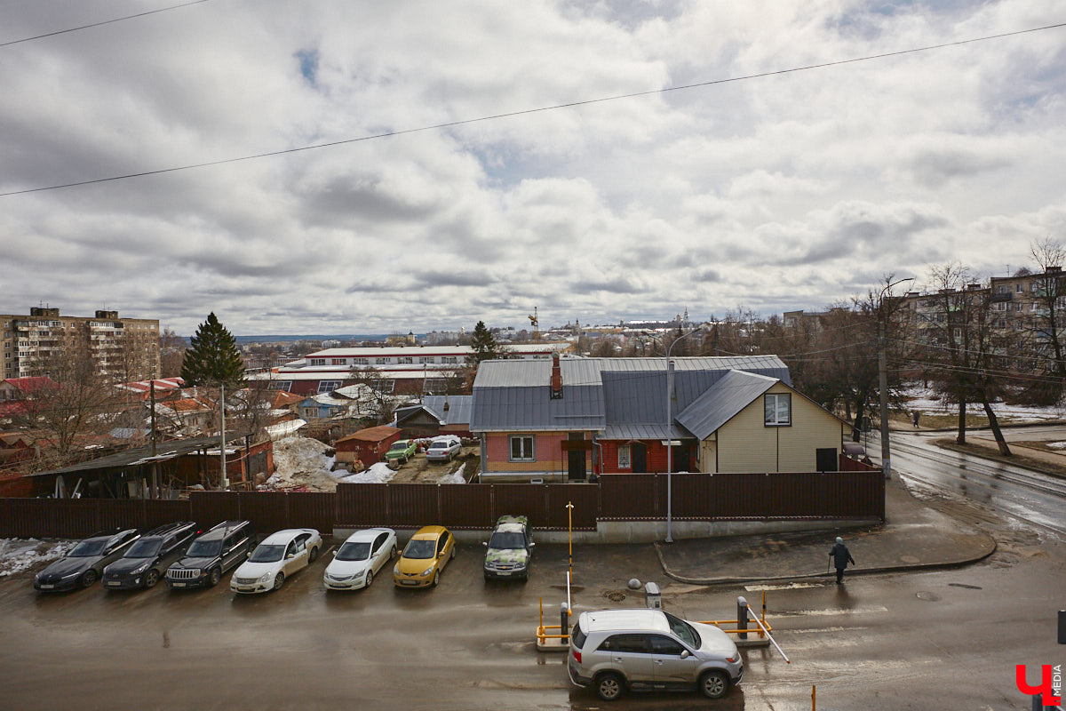 Пространство в районе Центрального рынка на Батурина может превратиться в большую торгово-развлекательную зону. «Ключ-Медиа» прогулялся по еще не тронутой улочке и поговорил с архитектором и дизайнером Ариной Суворовой о проекте грандиозного переустройства привычной локации. Спойлер: и выяснил много любопытных деталей!