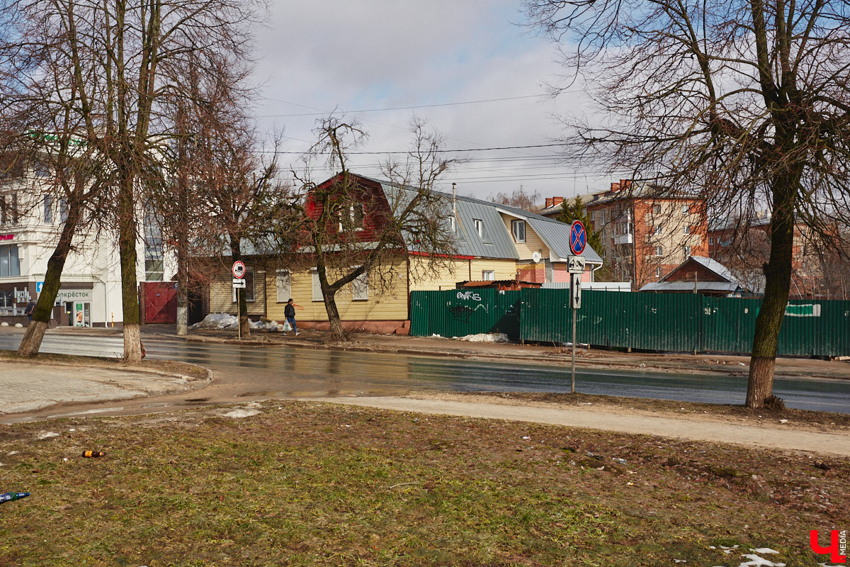 Пространство в районе Центрального рынка на Батурина может превратиться в большую торгово-развлекательную зону. «Ключ-Медиа» прогулялся по еще не тронутой улочке и поговорил с архитектором и дизайнером Ариной Суворовой о проекте грандиозного переустройства привычной локации. Спойлер: и выяснил много любопытных деталей!