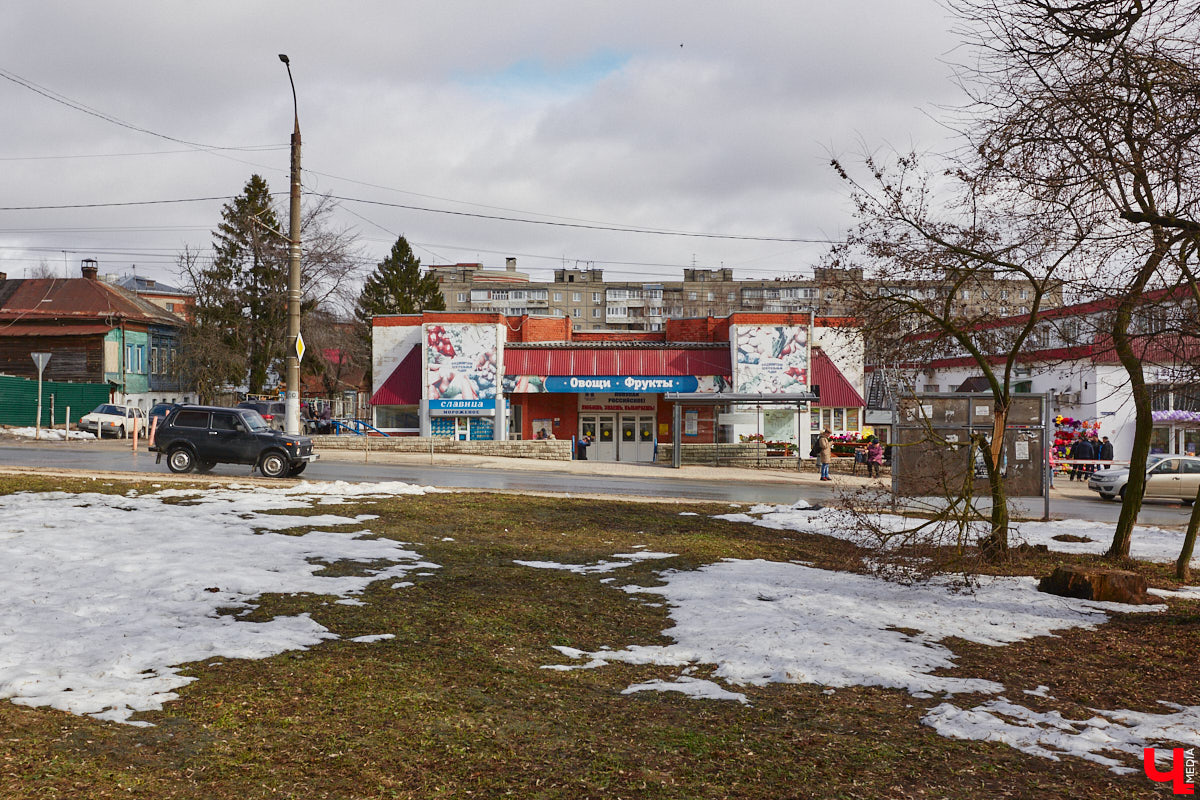 Пространство в районе Центрального рынка на Батурина может превратиться в большую торгово-развлекательную зону. «Ключ-Медиа» прогулялся по еще не тронутой улочке и поговорил с архитектором и дизайнером Ариной Суворовой о проекте грандиозного переустройства привычной локации. Спойлер: и выяснил много любопытных деталей!