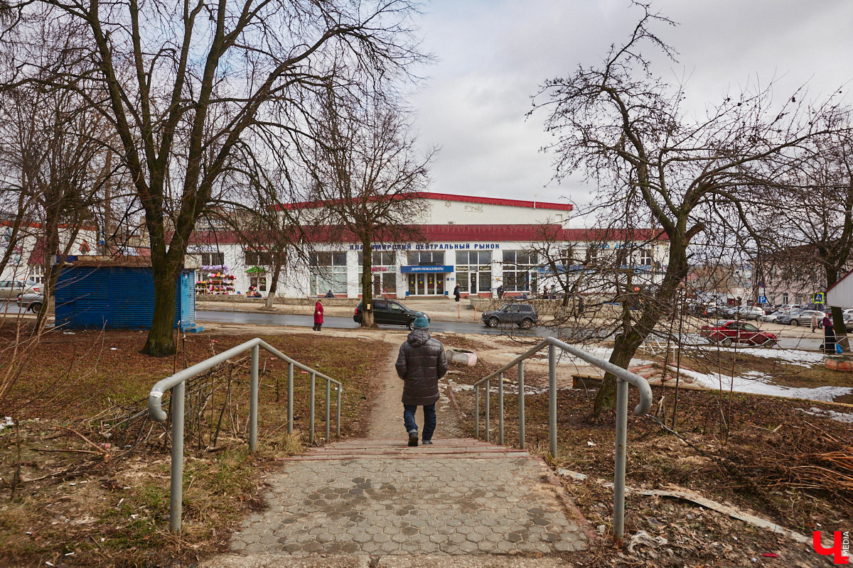 Пространство в районе Центрального рынка на Батурина может превратиться в большую торгово-развлекательную зону. «Ключ-Медиа» прогулялся по еще не тронутой улочке и поговорил с архитектором и дизайнером Ариной Суворовой о проекте грандиозного переустройства привычной локации. Спойлер: и выяснил много любопытных деталей!