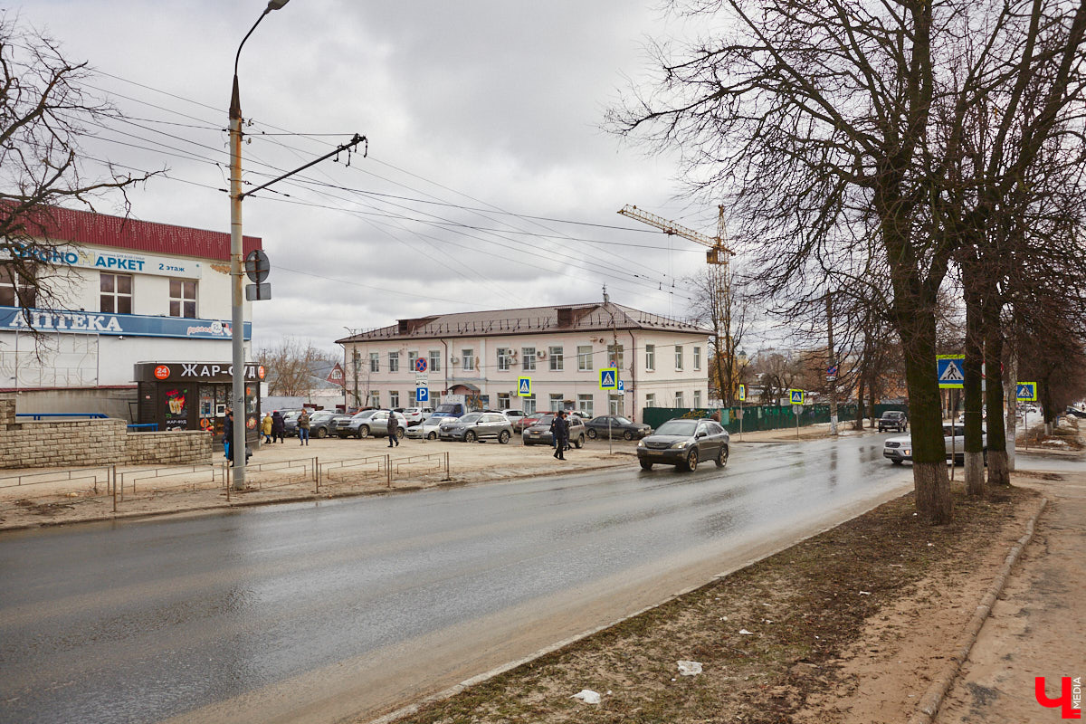 Пространство в районе Центрального рынка на Батурина может превратиться в большую торгово-развлекательную зону. «Ключ-Медиа» прогулялся по еще не тронутой улочке и поговорил с архитектором и дизайнером Ариной Суворовой о проекте грандиозного переустройства привычной локации. Спойлер: и выяснил много любопытных деталей!