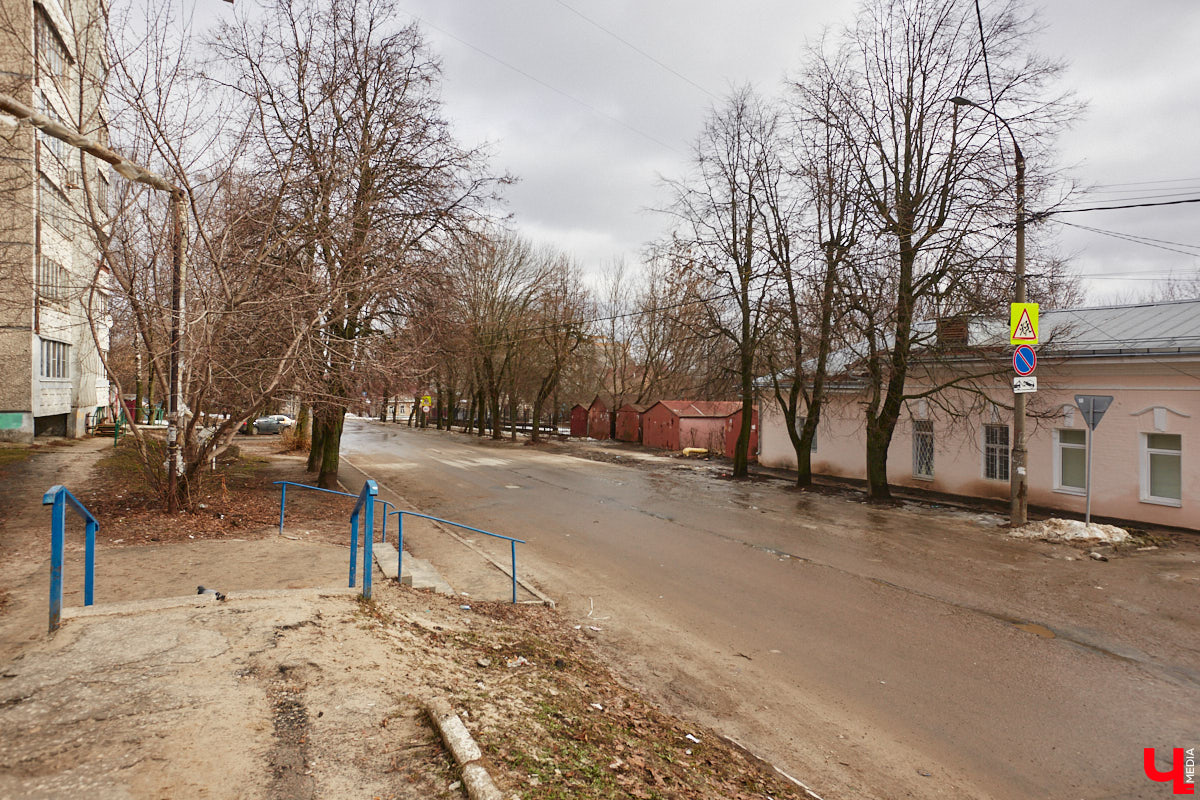Пространство в районе Центрального рынка на Батурина может превратиться в большую торгово-развлекательную зону. «Ключ-Медиа» прогулялся по еще не тронутой улочке и поговорил с архитектором и дизайнером Ариной Суворовой о проекте грандиозного переустройства привычной локации. Спойлер: и выяснил много любопытных деталей!