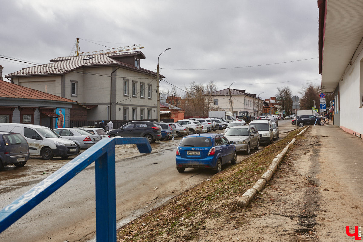 Пространство в районе Центрального рынка на Батурина может превратиться в большую торгово-развлекательную зону. «Ключ-Медиа» прогулялся по еще не тронутой улочке и поговорил с архитектором и дизайнером Ариной Суворовой о проекте грандиозного переустройства привычной локации. Спойлер: и выяснил много любопытных деталей!