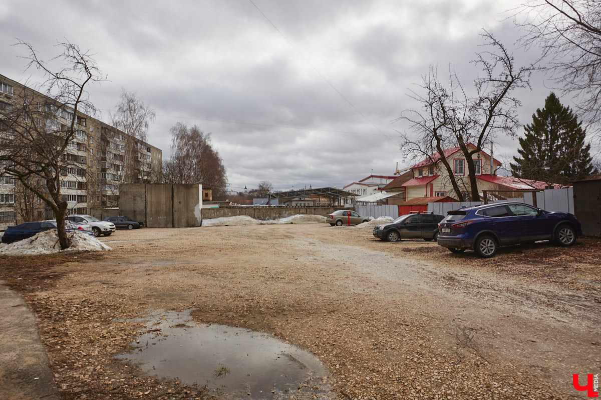 Пространство в районе Центрального рынка на Батурина может превратиться в большую торгово-развлекательную зону. «Ключ-Медиа» прогулялся по еще не тронутой улочке и поговорил с архитектором и дизайнером Ариной Суворовой о проекте грандиозного переустройства привычной локации. Спойлер: и выяснил много любопытных деталей!