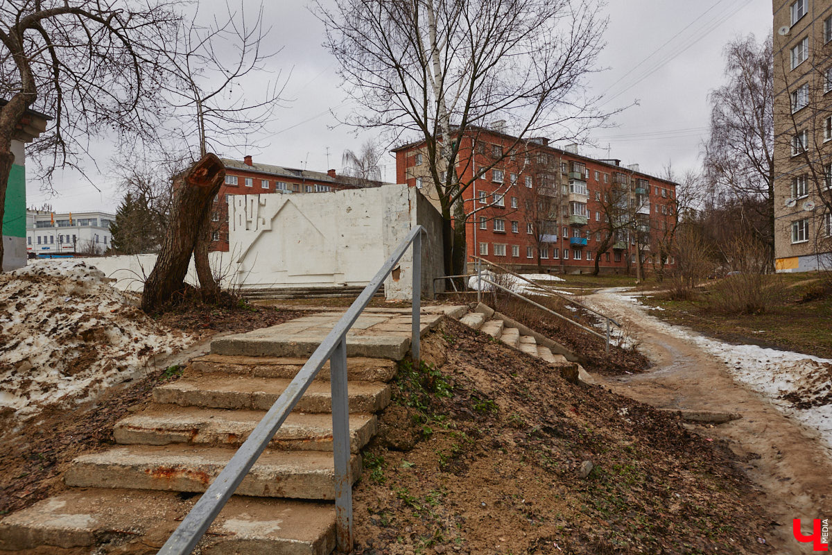 Пространство в районе Центрального рынка на Батурина может превратиться в большую торгово-развлекательную зону. «Ключ-Медиа» прогулялся по еще не тронутой улочке и поговорил с архитектором и дизайнером Ариной Суворовой о проекте грандиозного переустройства привычной локации. Спойлер: и выяснил много любопытных деталей!