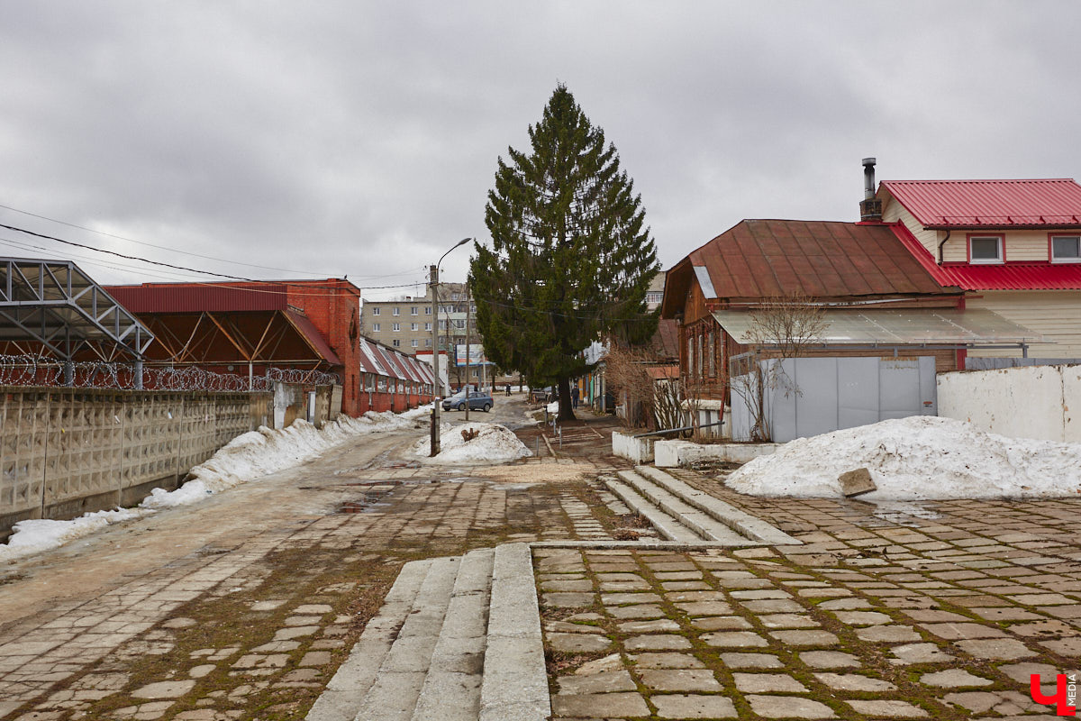 Пространство в районе Центрального рынка на Батурина может превратиться в большую торгово-развлекательную зону. «Ключ-Медиа» прогулялся по еще не тронутой улочке и поговорил с архитектором и дизайнером Ариной Суворовой о проекте грандиозного переустройства привычной локации. Спойлер: и выяснил много любопытных деталей!