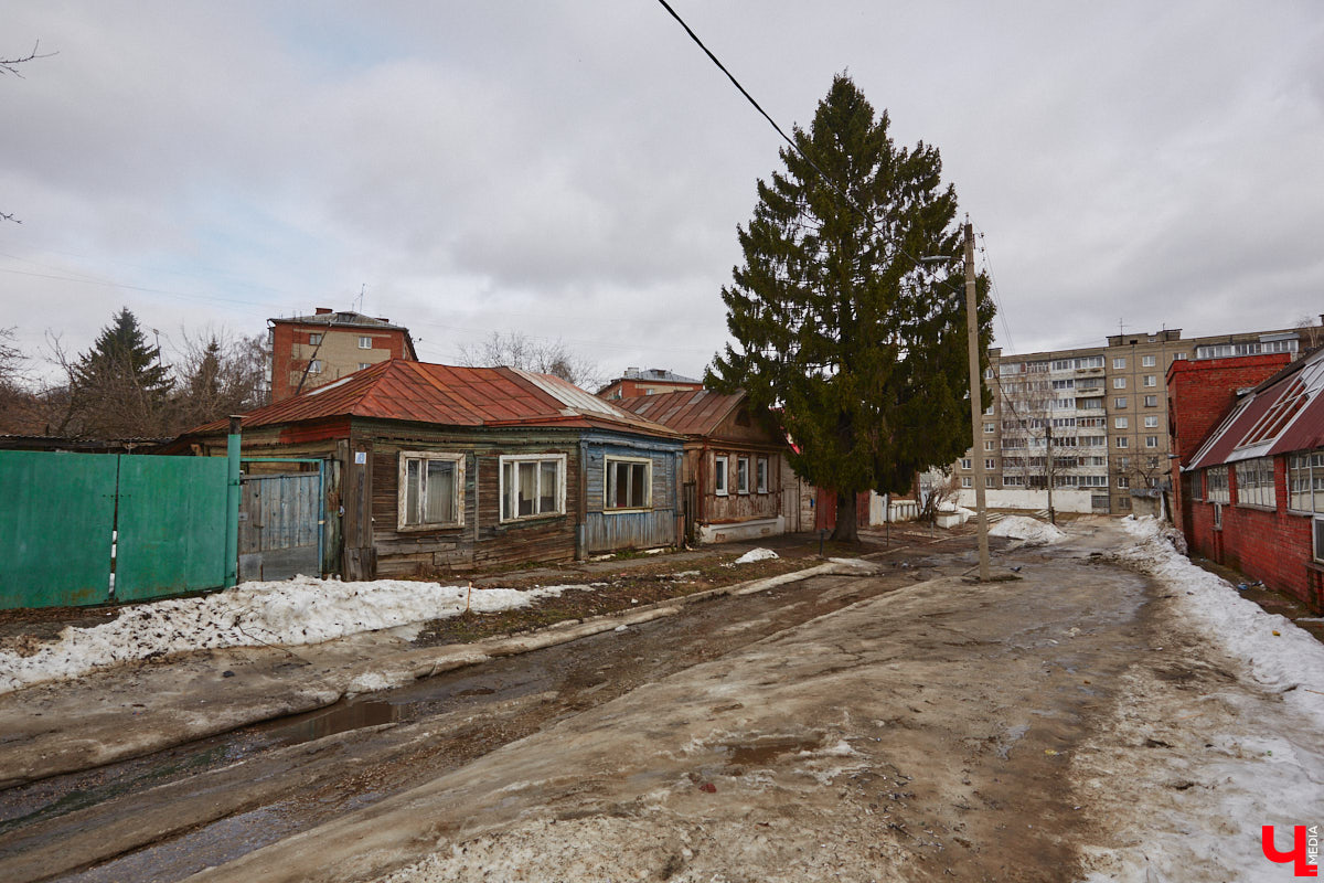 Пространство в районе Центрального рынка на Батурина может превратиться в большую торгово-развлекательную зону. «Ключ-Медиа» прогулялся по еще не тронутой улочке и поговорил с архитектором и дизайнером Ариной Суворовой о проекте грандиозного переустройства привычной локации. Спойлер: и выяснил много любопытных деталей!