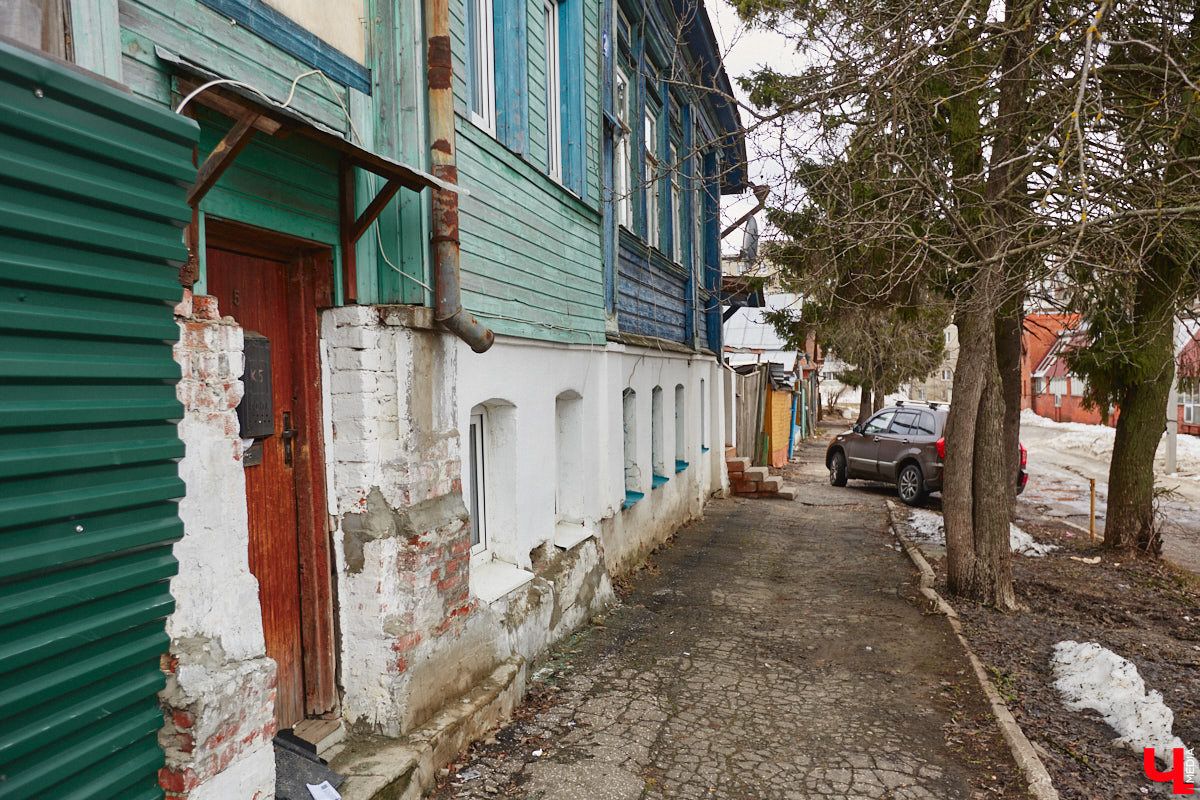 Пространство в районе Центрального рынка на Батурина может превратиться в большую торгово-развлекательную зону. «Ключ-Медиа» прогулялся по еще не тронутой улочке и поговорил с архитектором и дизайнером Ариной Суворовой о проекте грандиозного переустройства привычной локации. Спойлер: и выяснил много любопытных деталей!