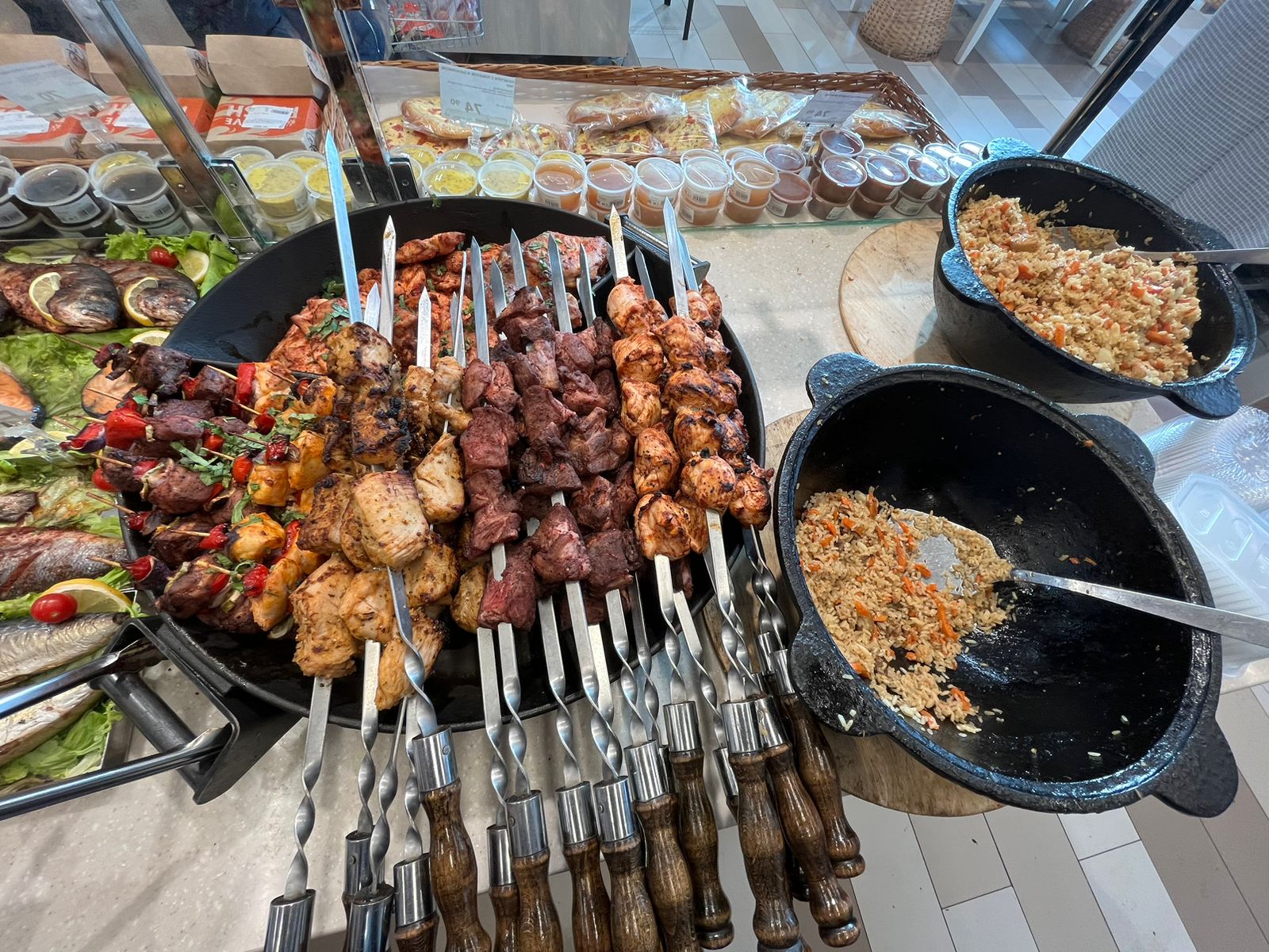 Что будет, если дать сковородку бизнес-тренеру, умеющему «прожаривать» продавцов? Автор канала «Всемогущий отдел продаж» нашла во Владимире секретное средство для воздействия на сознание.