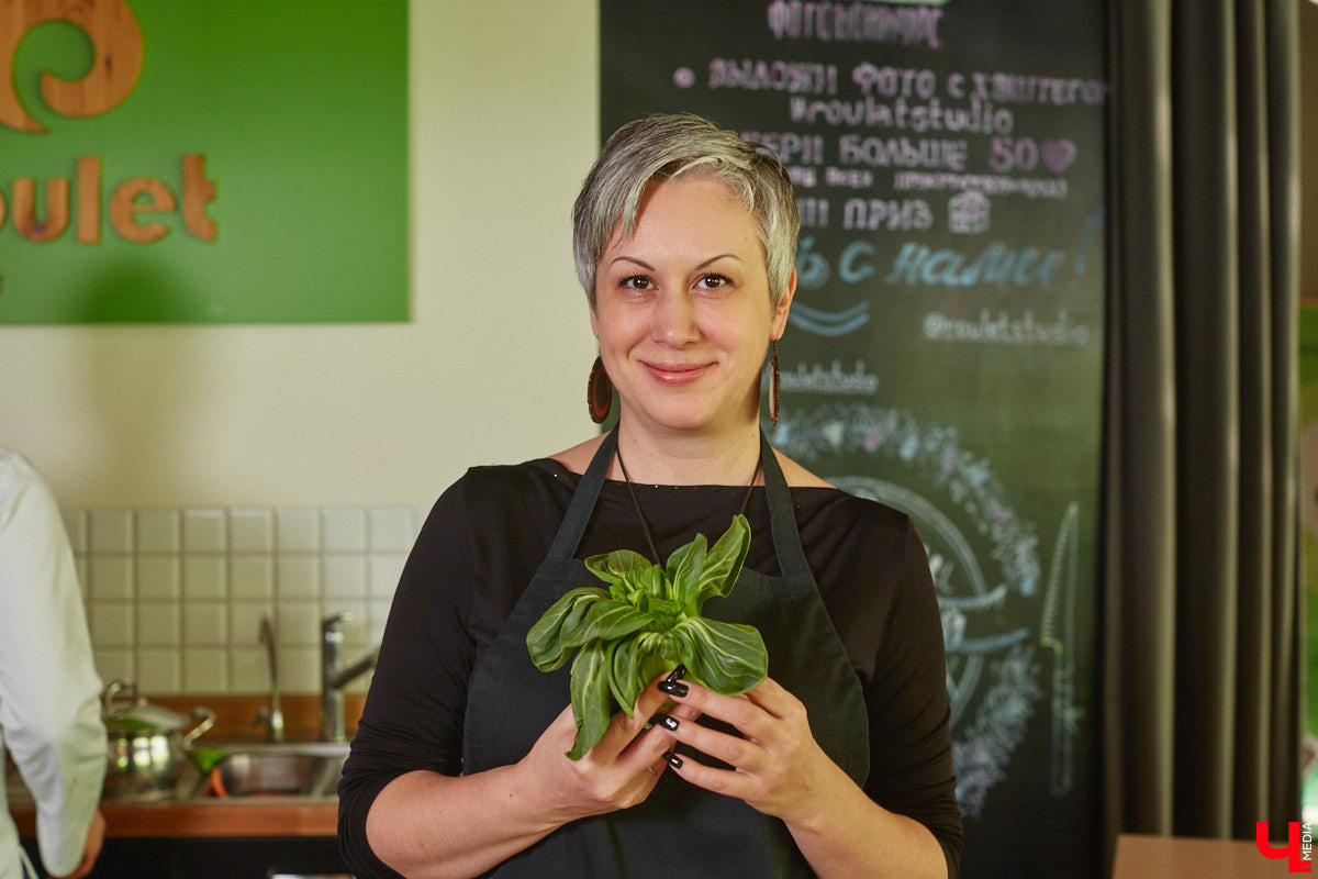 Что будет, если дать сковородку бизнес-тренеру, умеющему «прожаривать» продавцов? Автор канала «Всемогущий отдел продаж» нашла во Владимире секретное средство для воздействия на сознание.