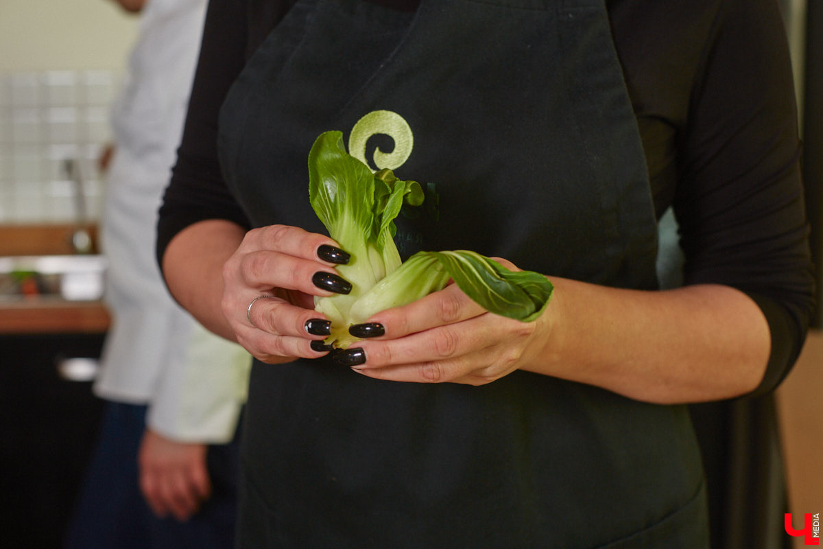 Что будет, если дать сковородку бизнес-тренеру, умеющему «прожаривать» продавцов? Автор канала «Всемогущий отдел продаж» нашла во Владимире секретное средство для воздействия на сознание.