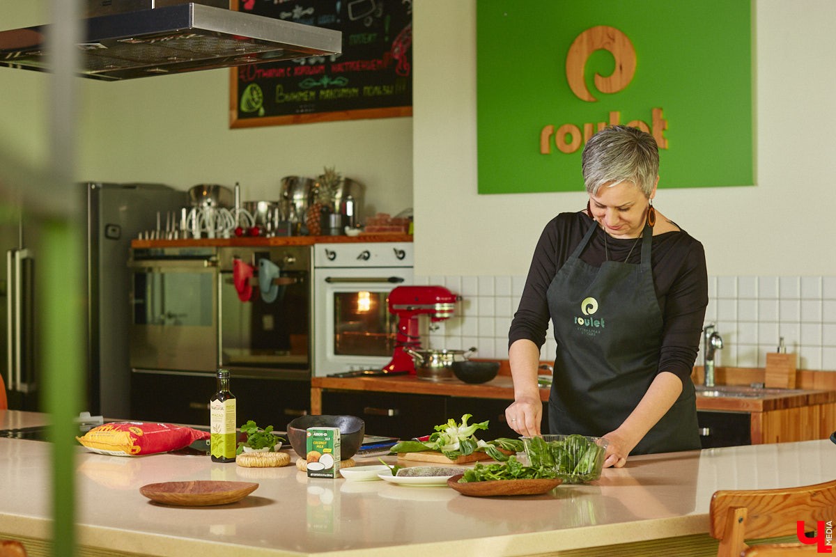 Что будет, если дать сковородку бизнес-тренеру, умеющему «прожаривать» продавцов? Автор канала «Всемогущий отдел продаж» нашла во Владимире секретное средство для воздействия на сознание.