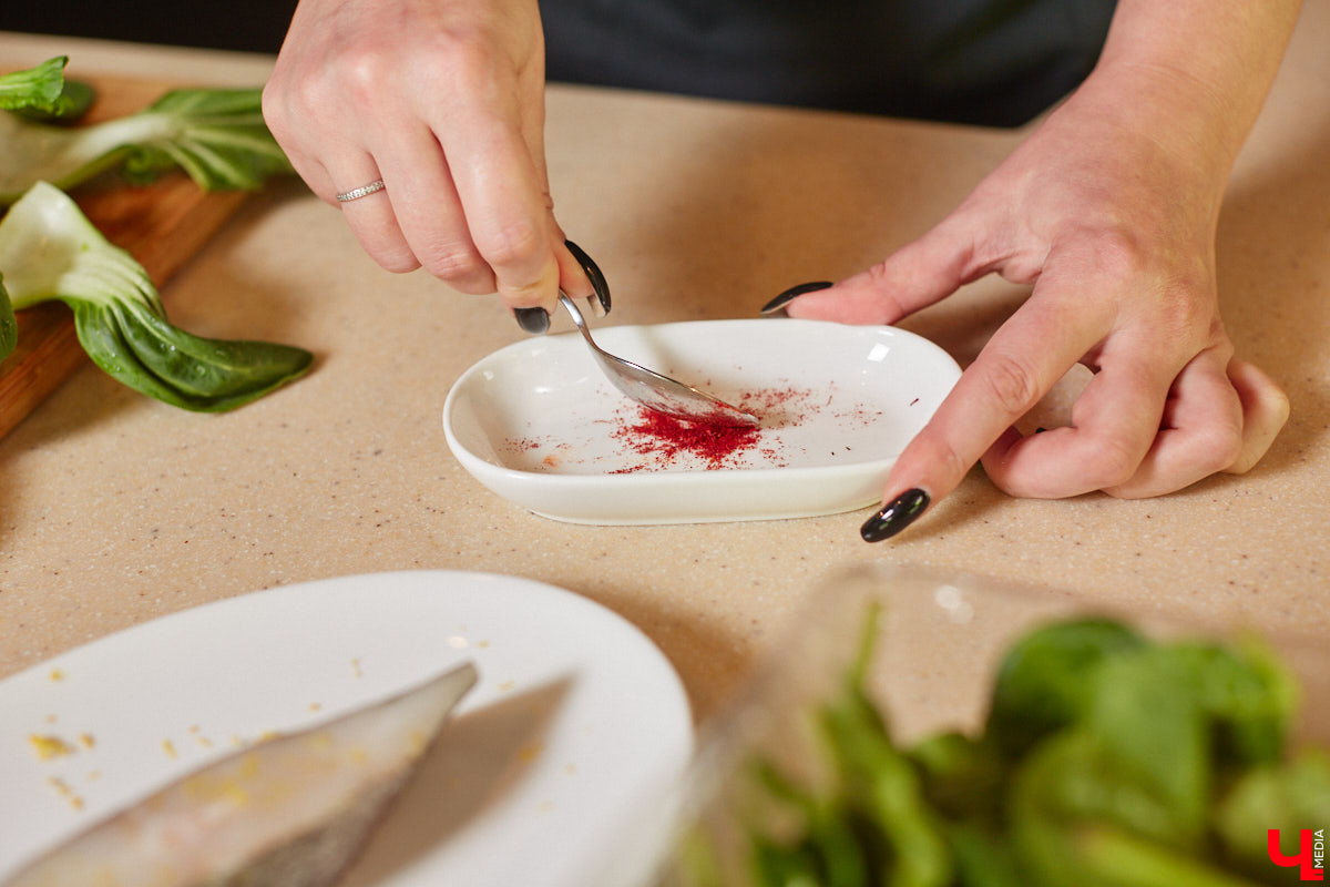 Что будет, если дать сковородку бизнес-тренеру, умеющему «прожаривать» продавцов? Автор канала «Всемогущий отдел продаж» нашла во Владимире секретное средство для воздействия на сознание.