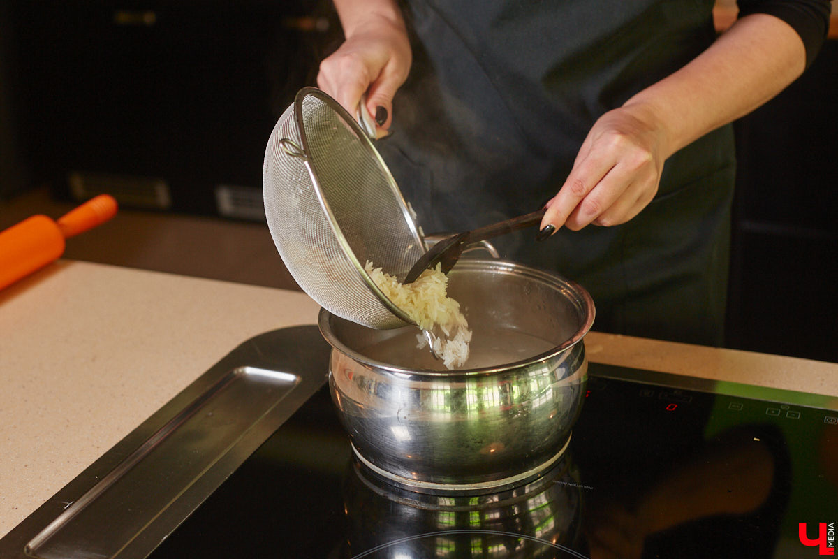 Что будет, если дать сковородку бизнес-тренеру, умеющему «прожаривать» продавцов? Автор канала «Всемогущий отдел продаж» нашла во Владимире секретное средство для воздействия на сознание.