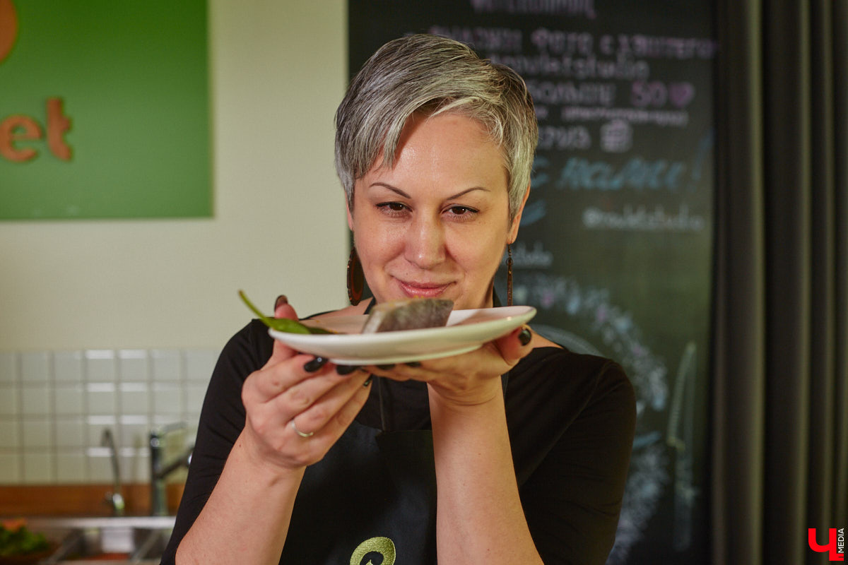 Что будет, если дать сковородку бизнес-тренеру, умеющему «прожаривать» продавцов? Автор канала «Всемогущий отдел продаж» нашла во Владимире секретное средство для воздействия на сознание.