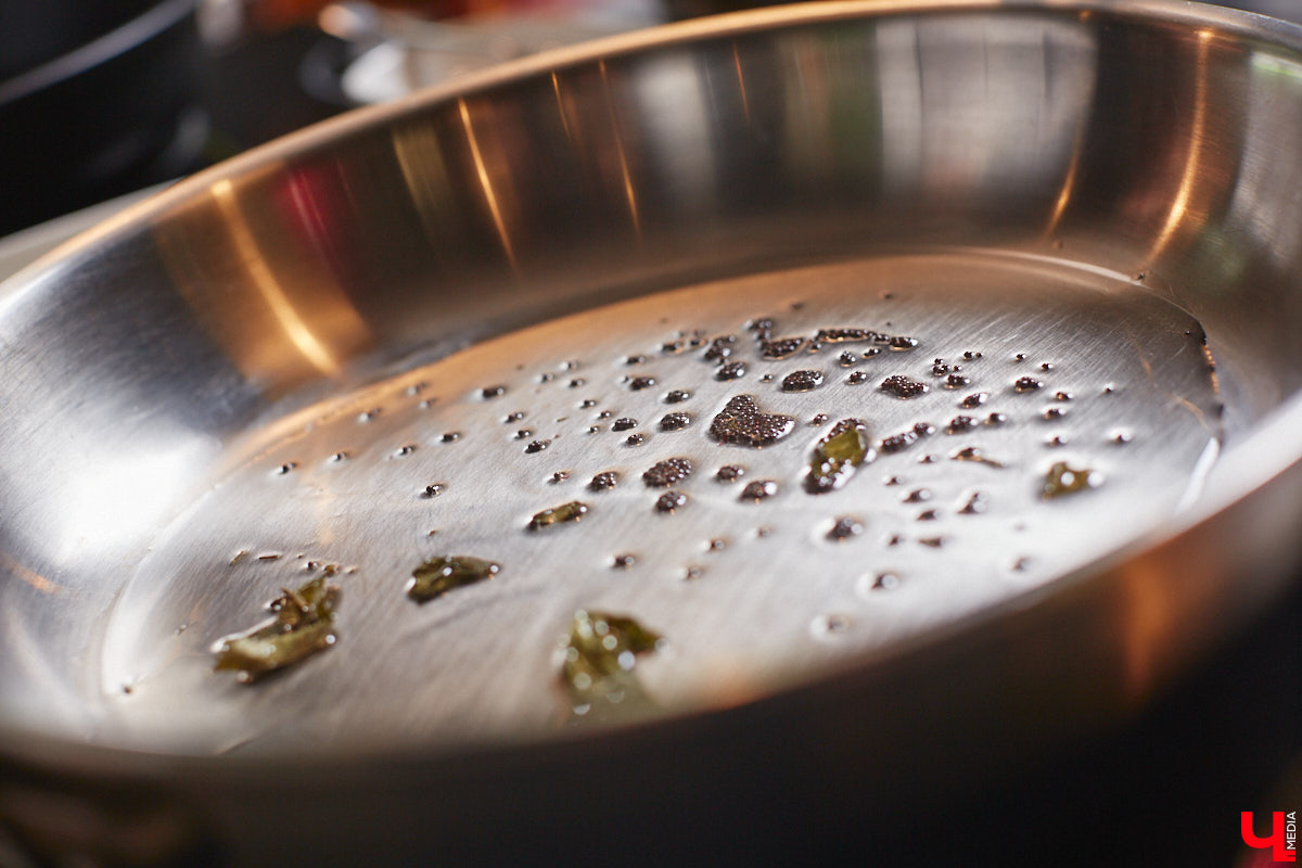 Что будет, если дать сковородку бизнес-тренеру, умеющему «прожаривать» продавцов? Автор канала «Всемогущий отдел продаж» нашла во Владимире секретное средство для воздействия на сознание.