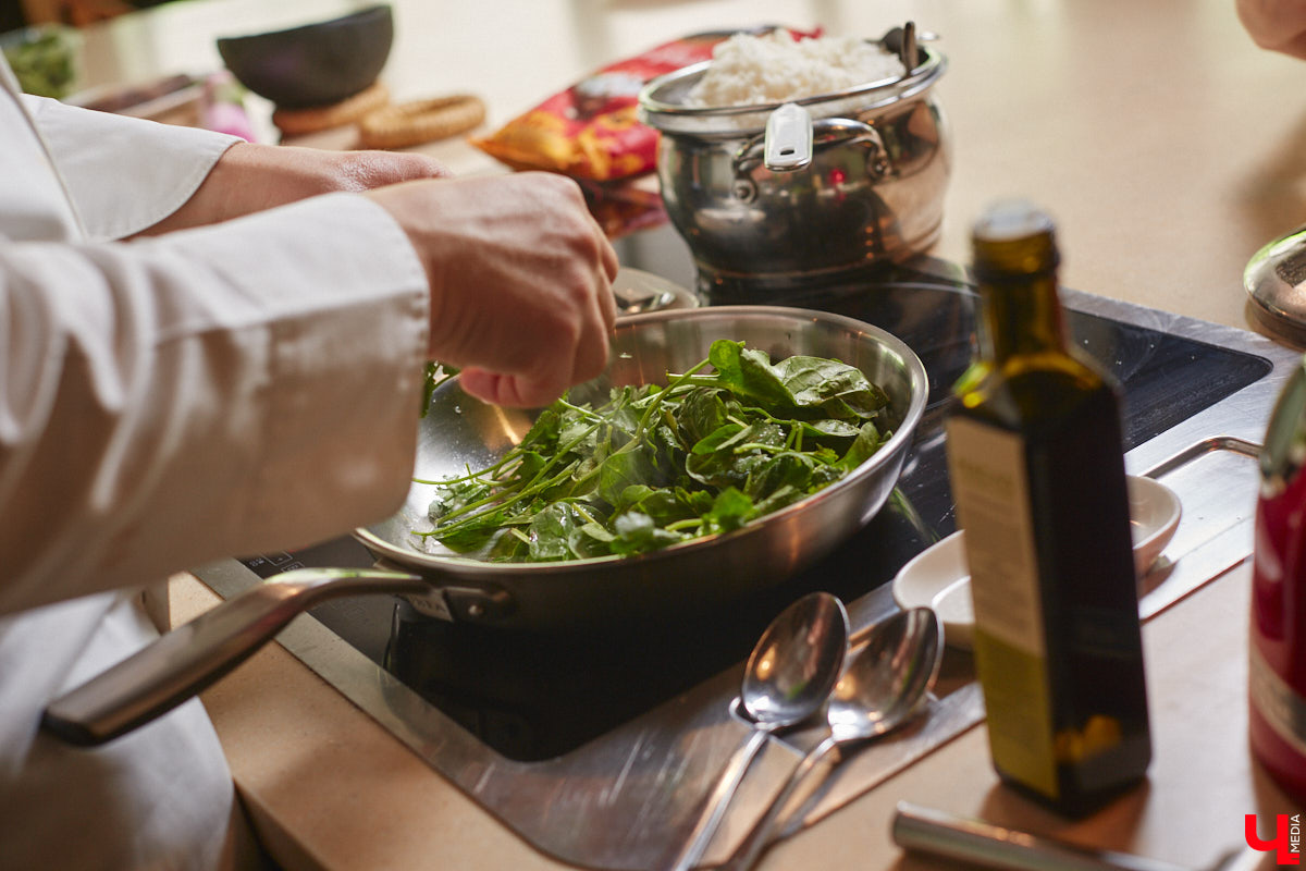 Что будет, если дать сковородку бизнес-тренеру, умеющему «прожаривать» продавцов? Автор канала «Всемогущий отдел продаж» нашла во Владимире секретное средство для воздействия на сознание.