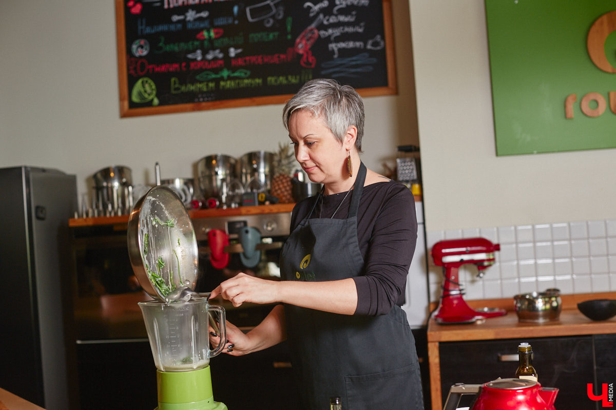 Что будет, если дать сковородку бизнес-тренеру, умеющему «прожаривать» продавцов? Автор канала «Всемогущий отдел продаж» нашла во Владимире секретное средство для воздействия на сознание.