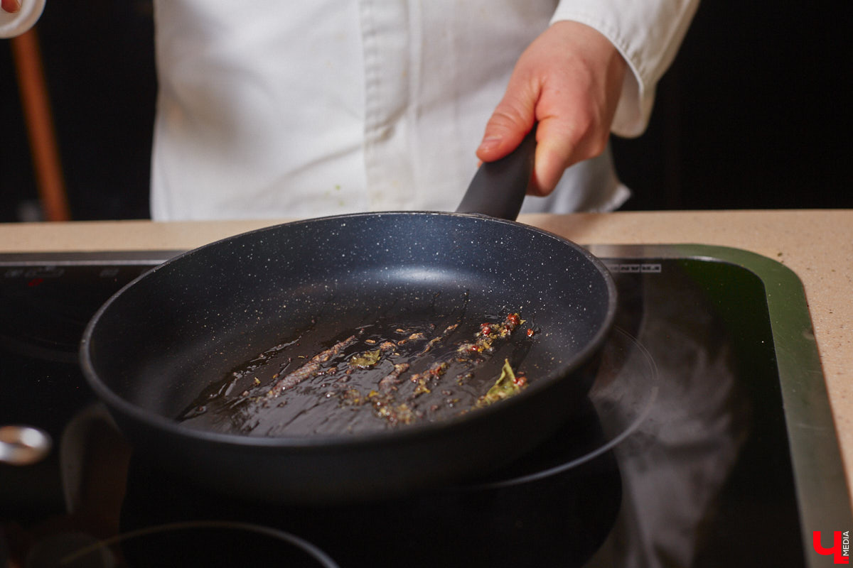 Что будет, если дать сковородку бизнес-тренеру, умеющему «прожаривать» продавцов? Автор канала «Всемогущий отдел продаж» нашла во Владимире секретное средство для воздействия на сознание.