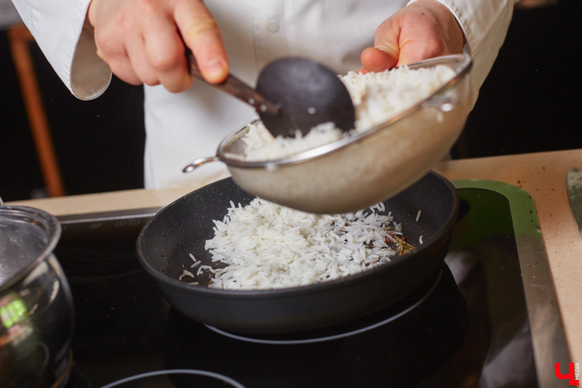 Что будет, если дать сковородку бизнес-тренеру, умеющему «прожаривать» продавцов? Автор канала «Всемогущий отдел продаж» нашла во Владимире секретное средство для воздействия на сознание.