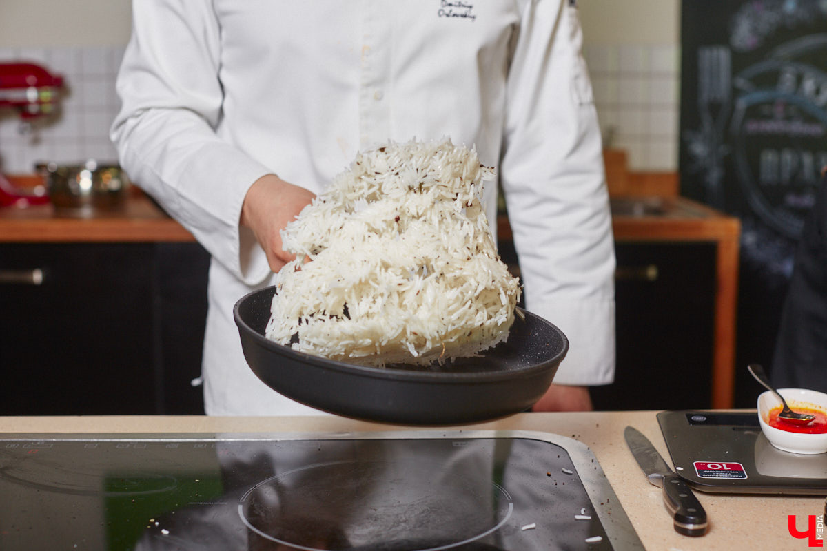 Что будет, если дать сковородку бизнес-тренеру, умеющему «прожаривать» продавцов? Автор канала «Всемогущий отдел продаж» нашла во Владимире секретное средство для воздействия на сознание.