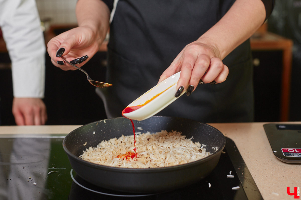 Что будет, если дать сковородку бизнес-тренеру, умеющему «прожаривать» продавцов? Автор канала «Всемогущий отдел продаж» нашла во Владимире секретное средство для воздействия на сознание.