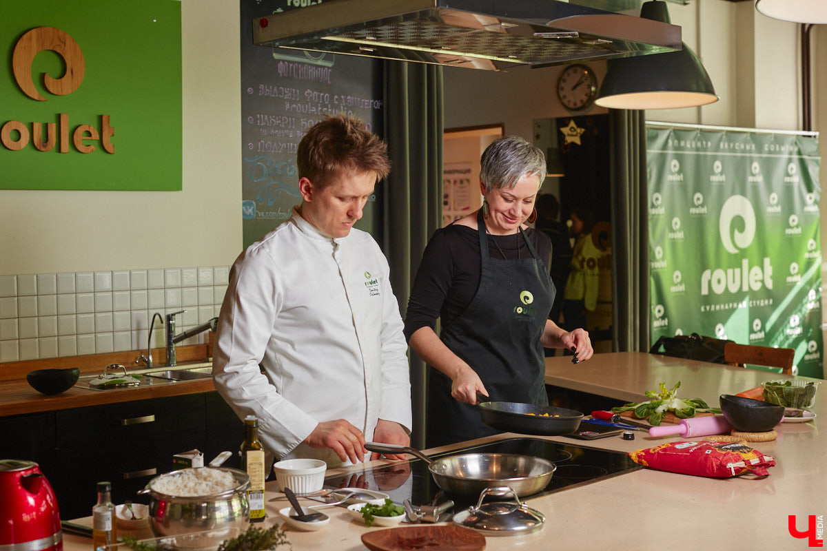 Что будет, если дать сковородку бизнес-тренеру, умеющему «прожаривать» продавцов? Автор канала «Всемогущий отдел продаж» нашла во Владимире секретное средство для воздействия на сознание.