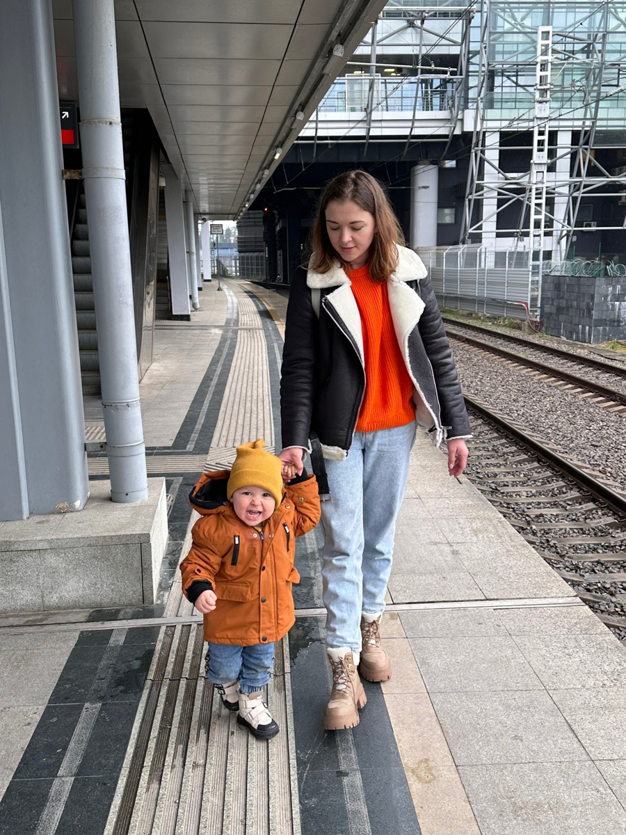 Одинокая женщина с ребенком не самый жизнеутверждающий статус, по мнению большинства. Борется с этим стереотипом владимирский блогер «Мама Кураж» Александра Реутова. За ее спиной тяжелый развод, а на руках – маленький сын. Но ее дух крепок, а юмористические ролики о жизни мамы с малышом – гимн свободе от оков несчастливого брака.