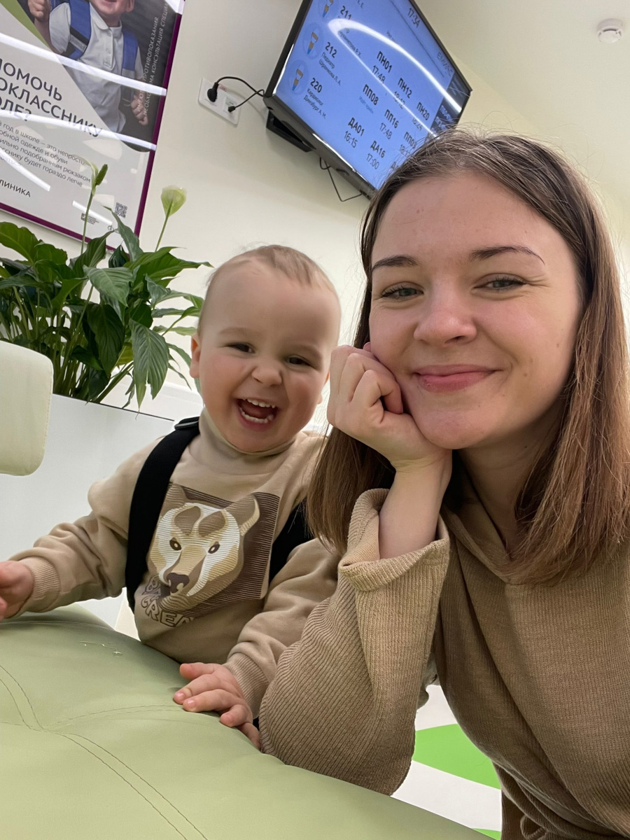 Одинокая женщина с ребенком не самый жизнеутверждающий статус, по мнению большинства. Борется с этим стереотипом владимирский блогер «Мама Кураж» Александра Реутова. За ее спиной тяжелый развод, а на руках – маленький сын. Но ее дух крепок, а юмористические ролики о жизни мамы с малышом – гимн свободе от оков несчастливого брака.