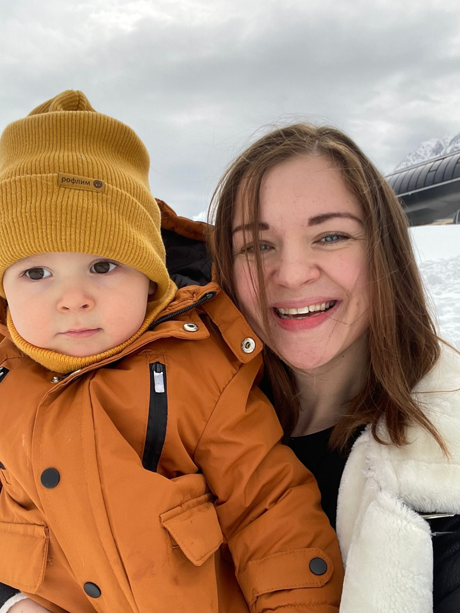 Одинокая женщина с ребенком не самый жизнеутверждающий статус, по мнению большинства. Борется с этим стереотипом владимирский блогер «Мама Кураж» Александра Реутова. За ее спиной тяжелый развод, а на руках – маленький сын. Но ее дух крепок, а юмористические ролики о жизни мамы с малышом – гимн свободе от оков несчастливого брака.