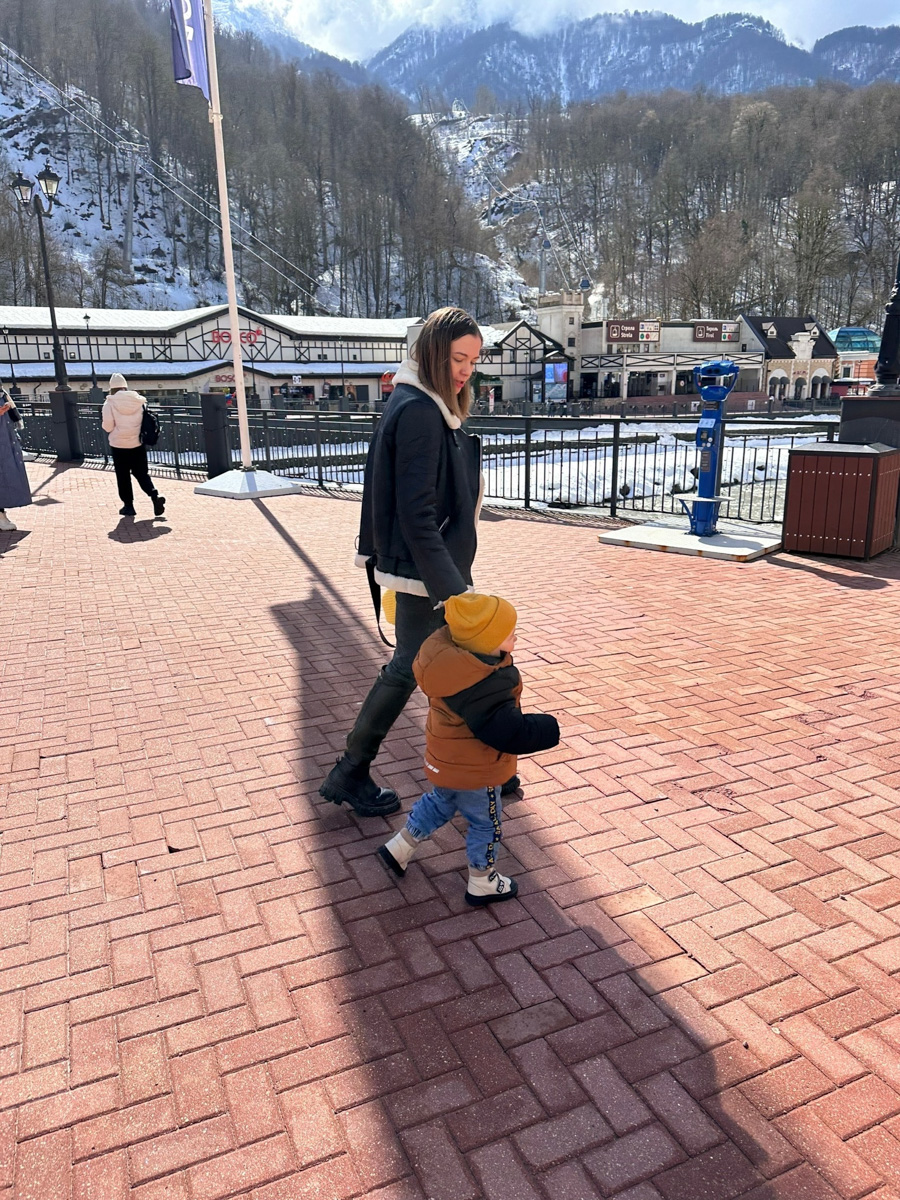 Одинокая женщина с ребенком не самый жизнеутверждающий статус, по мнению большинства. Борется с этим стереотипом владимирский блогер «Мама Кураж» Александра Реутова. За ее спиной тяжелый развод, а на руках – маленький сын. Но ее дух крепок, а юмористические ролики о жизни мамы с малышом – гимн свободе от оков несчастливого брака.