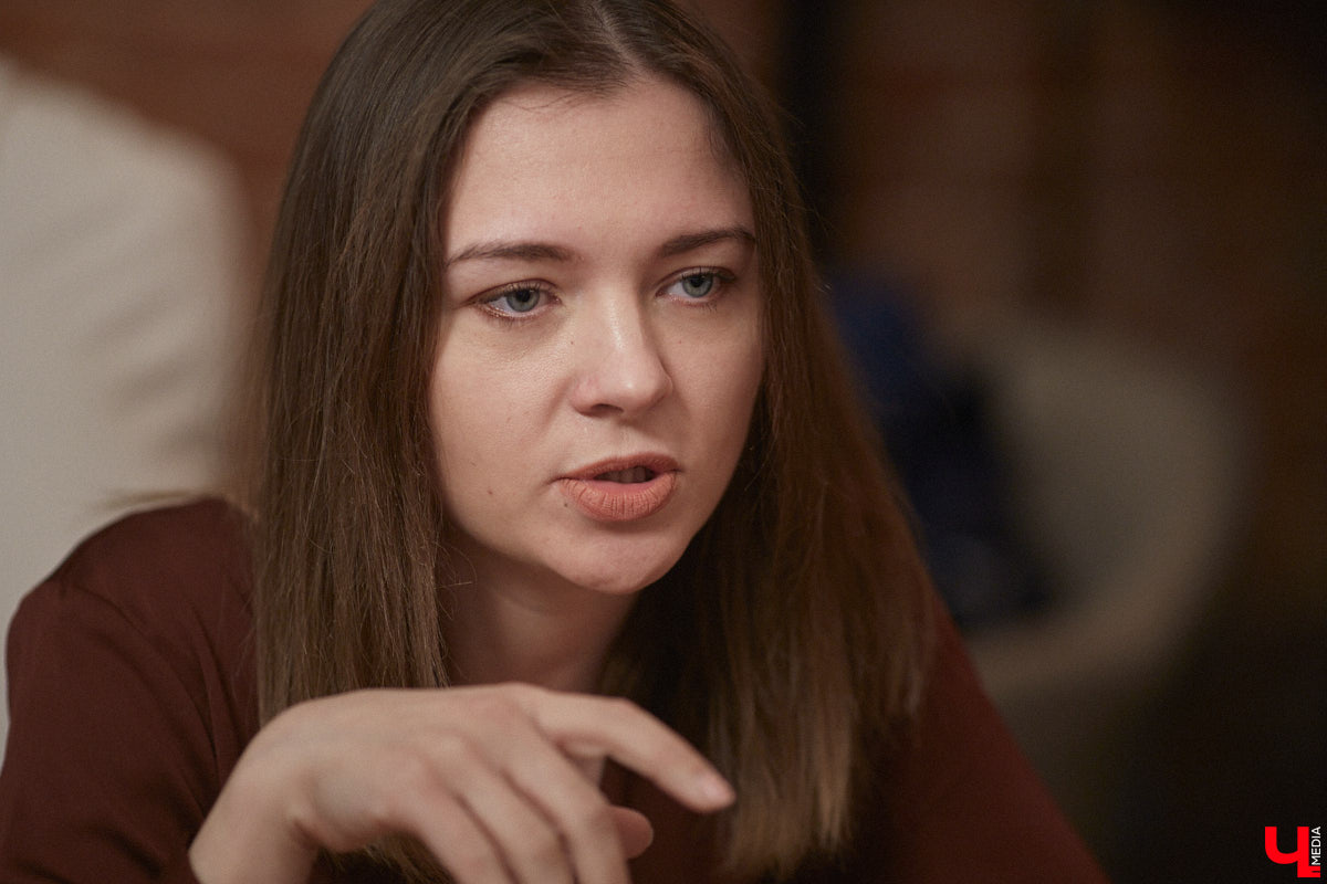 Одинокая женщина с ребенком не самый жизнеутверждающий статус, по мнению большинства. Борется с этим стереотипом владимирский блогер «Мама Кураж» Александра Реутова. За ее спиной тяжелый развод, а на руках – маленький сын. Но ее дух крепок, а юмористические ролики о жизни мамы с малышом – гимн свободе от оков несчастливого брака.