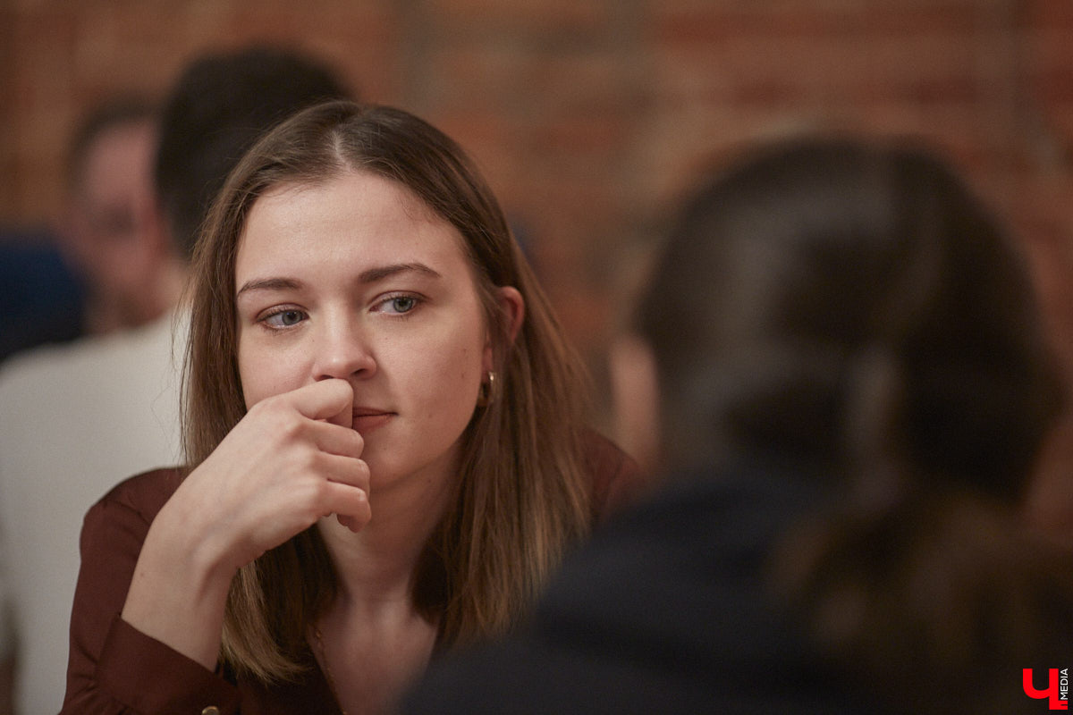 Одинокая женщина с ребенком не самый жизнеутверждающий статус, по мнению большинства. Борется с этим стереотипом владимирский блогер «Мама Кураж» Александра Реутова. За ее спиной тяжелый развод, а на руках – маленький сын. Но ее дух крепок, а юмористические ролики о жизни мамы с малышом – гимн свободе от оков несчастливого брака.