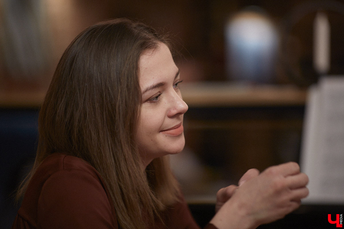 Одинокая женщина с ребенком не самый жизнеутверждающий статус, по мнению большинства. Борется с этим стереотипом владимирский блогер «Мама Кураж» Александра Реутова. За ее спиной тяжелый развод, а на руках – маленький сын. Но ее дух крепок, а юмористические ролики о жизни мамы с малышом – гимн свободе от оков несчастливого брака.