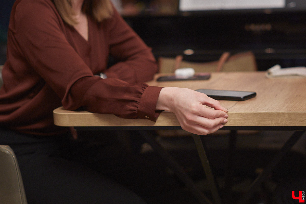 Одинокая женщина с ребенком не самый жизнеутверждающий статус, по мнению большинства. Борется с этим стереотипом владимирский блогер «Мама Кураж» Александра Реутова. За ее спиной тяжелый развод, а на руках – маленький сын. Но ее дух крепок, а юмористические ролики о жизни мамы с малышом – гимн свободе от оков несчастливого брака.