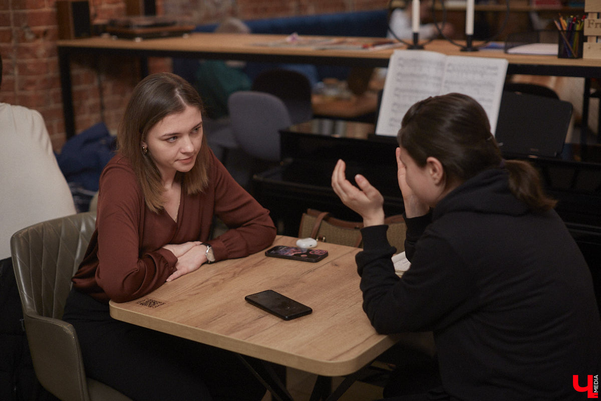 Одинокая женщина с ребенком не самый жизнеутверждающий статус, по мнению большинства. Борется с этим стереотипом владимирский блогер «Мама Кураж» Александра Реутова. За ее спиной тяжелый развод, а на руках – маленький сын. Но ее дух крепок, а юмористические ролики о жизни мамы с малышом – гимн свободе от оков несчастливого брака.