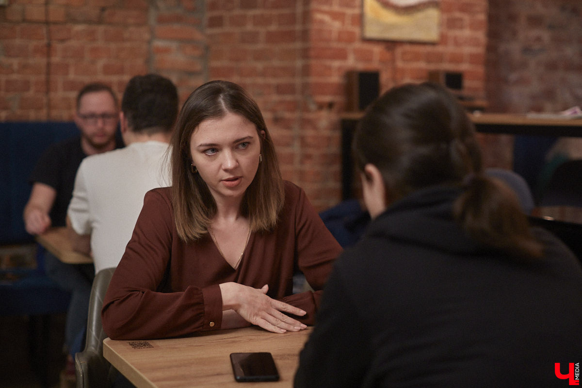 Одинокая женщина с ребенком не самый жизнеутверждающий статус, по мнению большинства. Борется с этим стереотипом владимирский блогер «Мама Кураж» Александра Реутова. За ее спиной тяжелый развод, а на руках – маленький сын. Но ее дух крепок, а юмористические ролики о жизни мамы с малышом – гимн свободе от оков несчастливого брака.